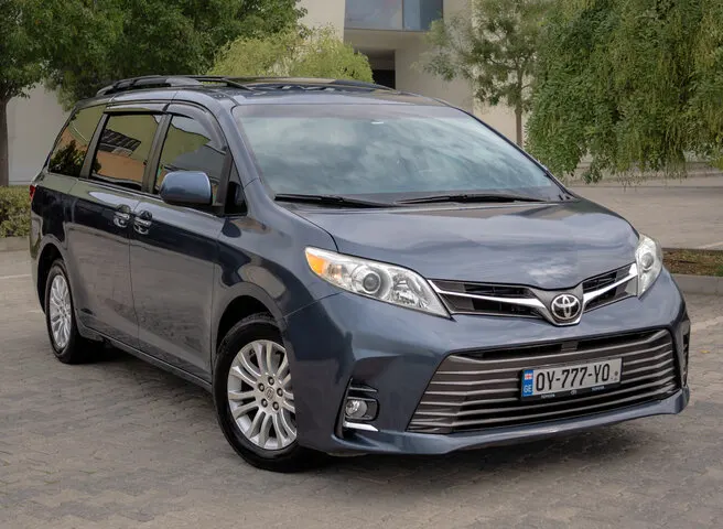 Toyota Sienna минивэн с водителем в Грузии