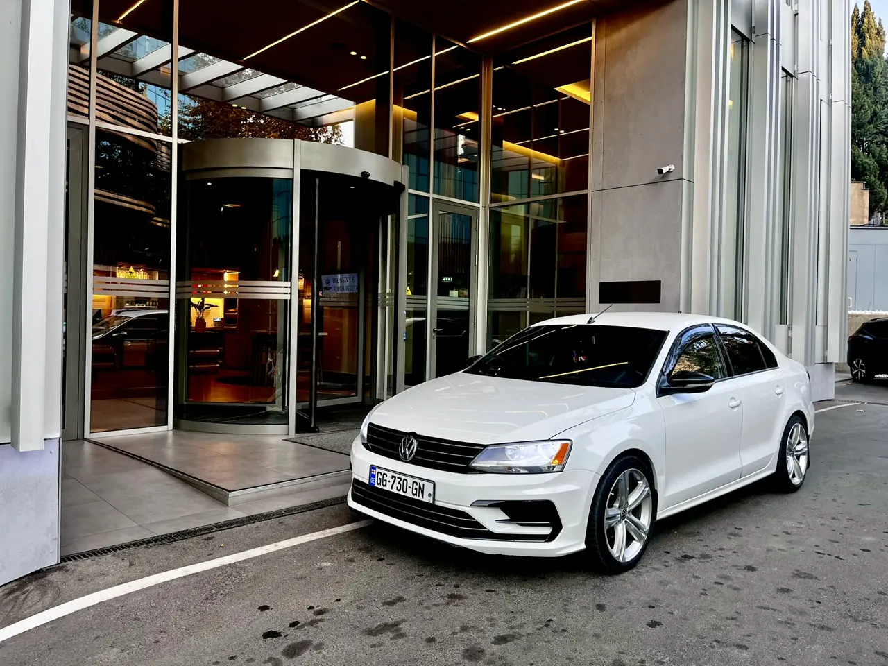 Volkswagen Jetta 2015 с водителем в Тбилиси